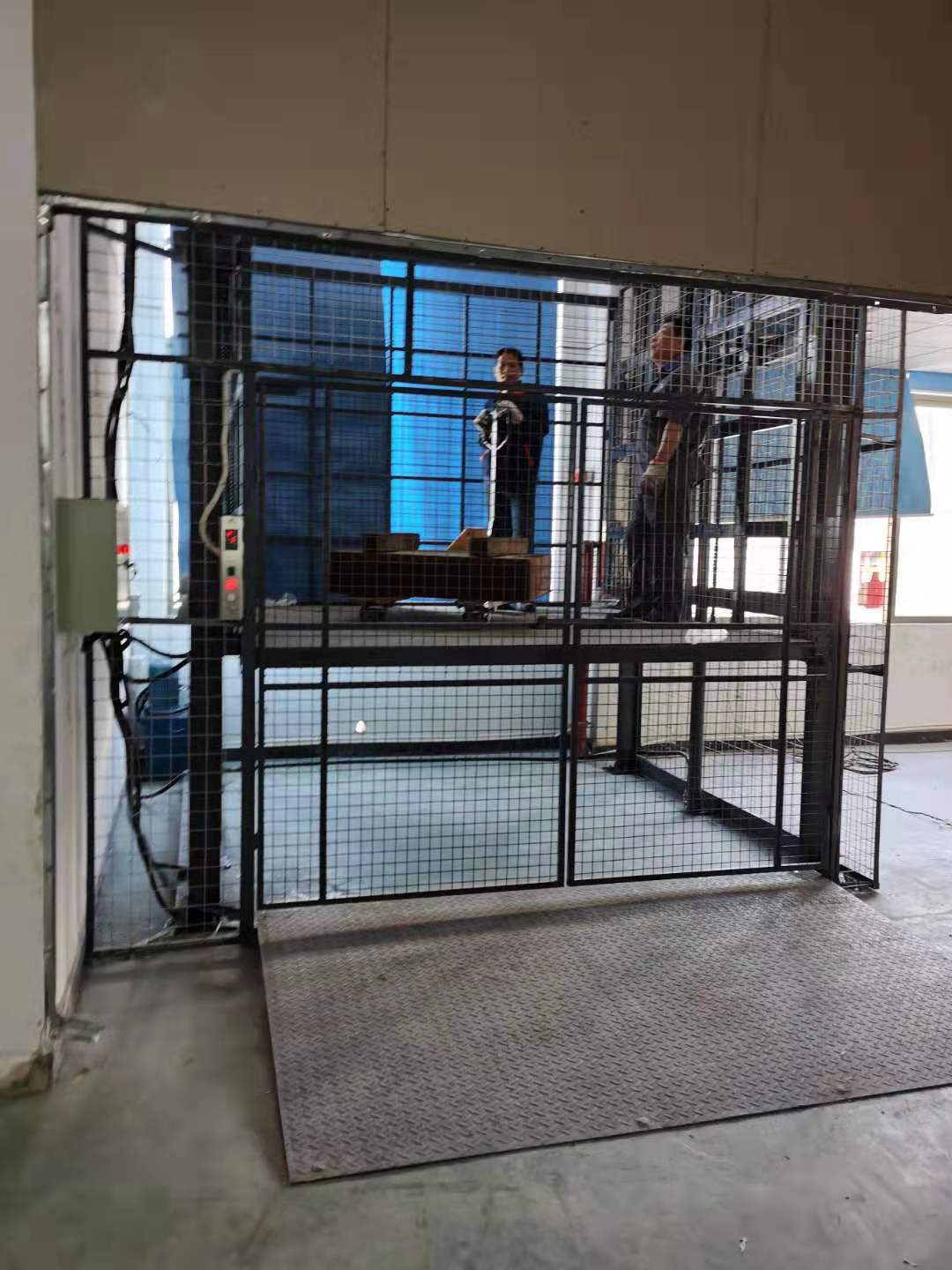 室內(nèi)導(dǎo)軌升降平臺(tái)