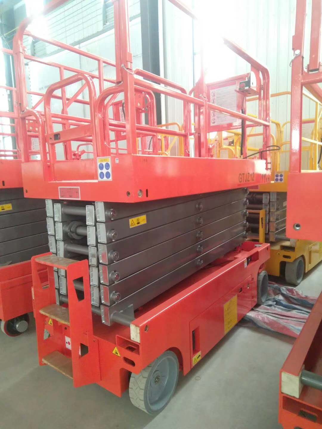 自行式升降機 自行式升降機