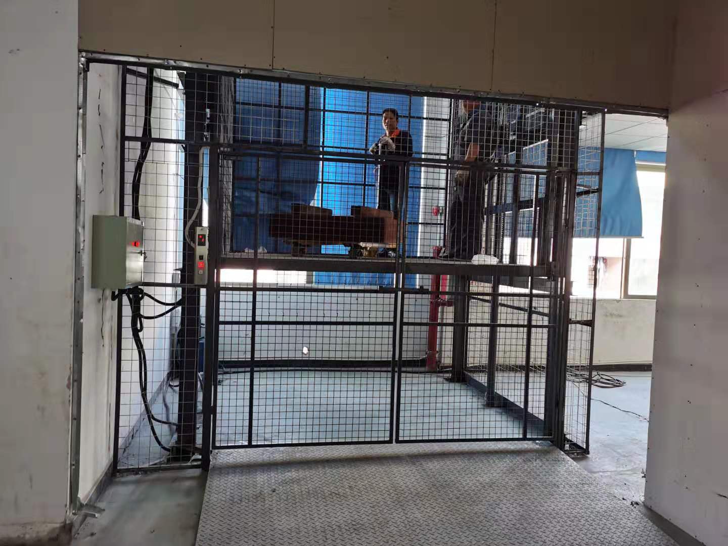 廣州升降機(jī)廠家解說導(dǎo)軌式升降機(jī)