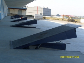 登車橋（固定，移動）