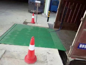 登車橋（固定，移動）