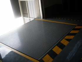 登車橋（固定，移動）